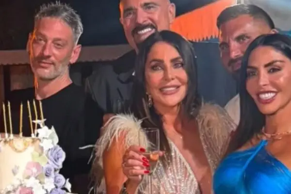 Edoardo tavassi e Guendalina al compleanno della madre, ma non c'è Micol