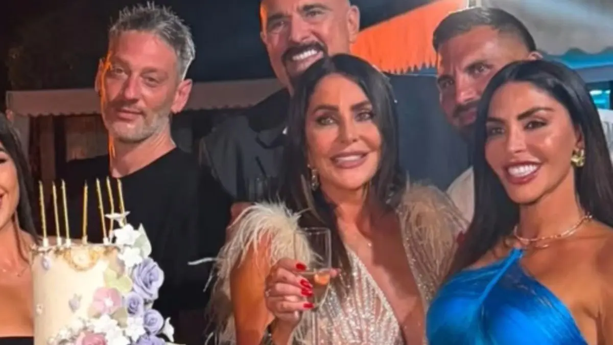 Edoardo tavassi e Guendalina al compleanno della madre, ma non c'è Micol