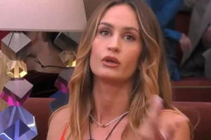 Helena Prestes il bacio con il modello