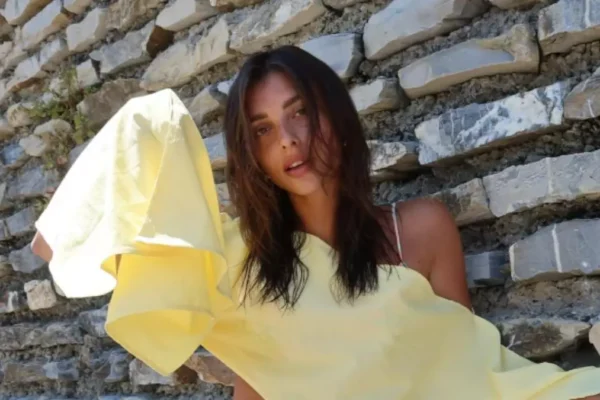 Cosmary Fasanelli pazza di lui! Il video virale Cosmary Fasanella canta Aka7even