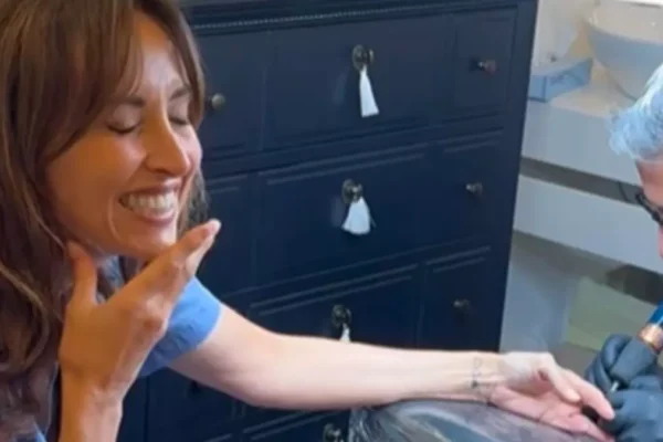 Parodi mostra il tatuaggio