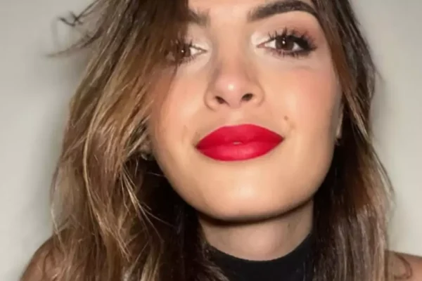 Andrea Nicole Conte: il video shock che mostra tutto ai fan Andrea Nicole Conte svela la sua prima volta con la chirurgia estetica