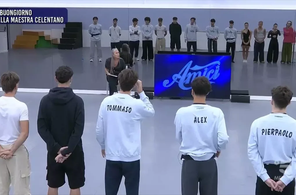 Alessandra Ceentano spiega le regole nella scuola di Amici 25