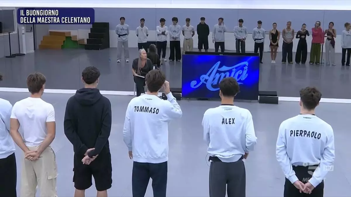 Alessandra Ceentano spiega le regole nella scuola di Amici 25