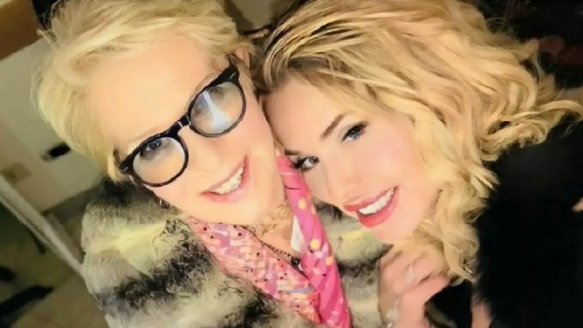 Valeria Marini con la madre è opassata la crisi