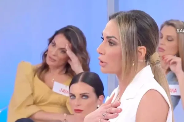 Ida Platano mostra le chat