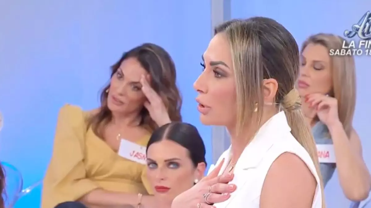 Ida Platano mostra le chat