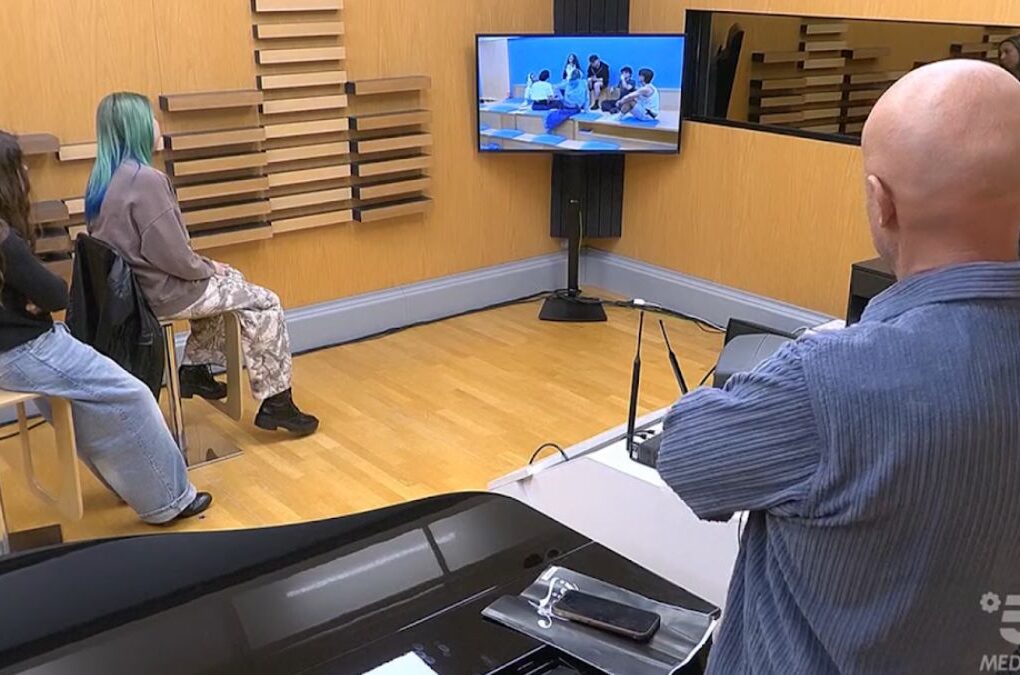 Rudy convoca Elena e Valentina ad Amici 25